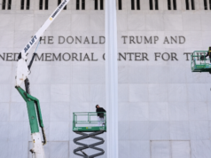 Il giudice impedisce al Kennedy Center di chiudere per riparazioni e ordina la rimozione del nome di Trump dalla sede