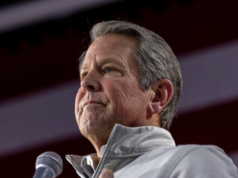 Il governatore della Georgia Brian Kemp firma un disegno di legge che legalizza i contenitori per bambini sicuri