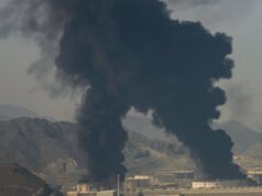 Gli Emirati Arabi Uniti segnalano ulteriori attacchi di droni e missili iraniani, Trump afferma che è in vigore il cessate il fuoco