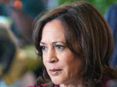 Il sassofonista dorme mentre Kamala Harris parla