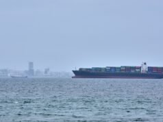 Portarinfuse attaccata da più piccole imbarcazioni al largo dell’Iran, afferma l’UKMTO