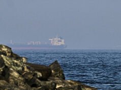 Gli Emirati Arabi Uniti fanno scivolare petroliere attraverso lo stretto di Hormuz con la tattica della “flotta ombra”.