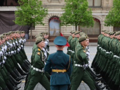 La Corea del Nord marcia in Russia durante la parata della vittoria della Seconda Guerra Mondiale