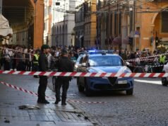 Autista si lancia contro la folla in Italia e tenta di accoltellare le vittime: cosa sapere