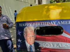 Il volto di Trump adorna i risciò in India per la campagna “Happy Birthday America”.