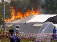 La folla che nega l’esistenza dell’ebola dà fuoco al centro di cura del Congo