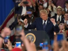 Trump irrompe in un’energica danza YMCA al raduno di metà mandato di New York