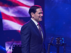 La gente del villaggio canta tanti auguri a Marco Rubio in India