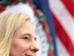 Il governatore democratico della Virginia firma il divieto delle “armi d’assalto” in legge