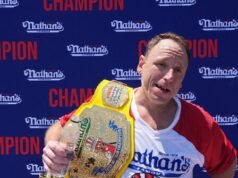 Il campione mangiatore di hot dog Joey Chestnut si dichiara colpevole di percosse