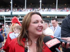 Cherie DeVaux, la prima allenatrice donna a vincere il Kentucky Derby, ha una reazione straordinaria dopo la vittoria “Come from Behind”.