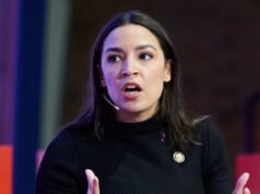 Il governatore del Texas Greg Abbott pubblica una modifica virale che mostra l’AOC che chiede agli atleti neri di boicottare la SEC