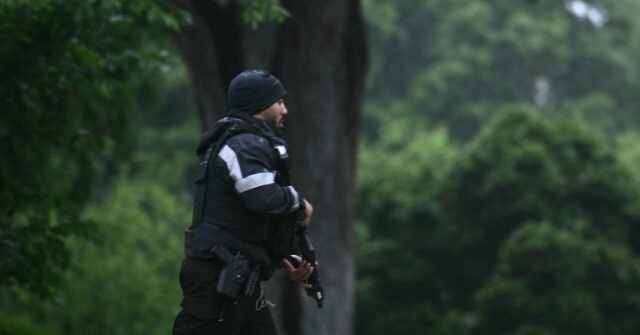 Armed-Secret-Serviceman-WH-640x335.jpeg