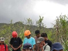 Almeno 3 turisti uccisi dall’eruzione del vulcano su un’isola indonesiana dopo aver ignorato il divieto di escursionismo