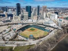 Un’adolescente canadese accusata di incendio doloso dopo aver presumibilmente dato alle fiamme l’autobus charter della squadra di baseball americana