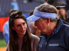 Bill Belichick strappa la CBS per montaggio ingannevole nell’intervista del 2025 con la fidanzata Jordon Hudson