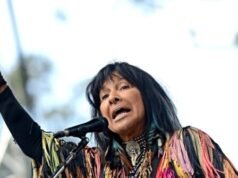 Buffy Sainte-Marie, cantante folk ‘pretendente’, privata del dottorato onorario