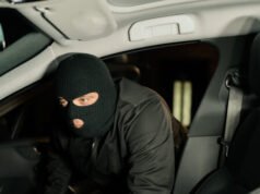 Il presunto ladro si arrende dopo che la donna lo ha bloccato alle gambe
