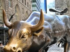 Toyota Hybrid esplode in fiamme vicino alla statua del toro in carica a Wall Street