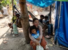 I cambogiani lottano con gli sfollati in un cessate il fuoco teso con la Thailandia