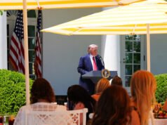 Trump onora la stella d’oro e le mamme angeliche nel roseto in vista della festa della mamma