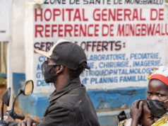 I pazienti affetti da Ebola fuggono dalle cliniche nella Repubblica Democratica del Congo durante gli attacchi della mafia