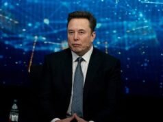 Elon Musk promette di finanziare la causa contro le “scuse disgustose per le forze dell’ordine”