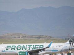 I controllori della torre rispondono a un aereo di linea pieno che ha colpito mortalmente un pedone durante il decollo