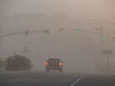 L’allarme sulla qualità dell’aria colpisce la California meridionale mentre alle persone viene detto di restare in casa