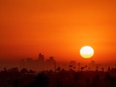 Allarme caldo emesso mentre 450.000 persone hanno detto di restare in casa per 60 ore in California