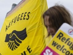 I rifugiati non sono i benvenuti qui: la sinistra britannica si scioglie sul piano Farage per i centri di deportazione nelle aree verdi