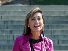 Il governatore dell’Iowa Kim Reynolds firma un disegno di legge che vieta gli aborti in telemedicina