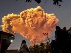 Corpi ritrovati abbracciati dopo l’eruzione del vulcano in Indonesia
