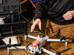 Il drone della polizia aiuta a catturare presunti taccheggiatori a Fresno, in California