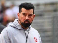 Il figlio del quarterback dell’allenatore dell’Ohio State si impegna con il rivale Big 10