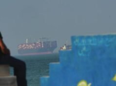 Il cessate il fuoco in Iran viene messo alla prova mentre una nave mercantile prende fuoco in un attacco di droni segnalato