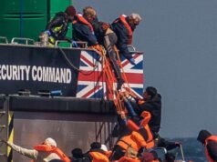 Centinaia di clandestini sbarcano nel Regno Unito mentre i militanti si riuniscono in Belgio