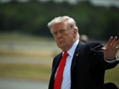 L’indice di gradimento di Donald Trump crolla ai minimi storici secondo un sondaggio tra sondaggi
