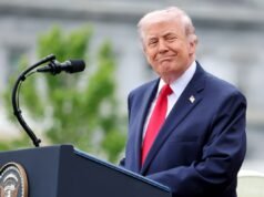 Trump pubblica un’immagine ritoccata di se stesso mentre nuota nella piscina del Lincoln Memorial