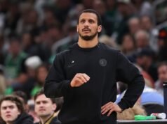 Joe Mazzulla dei Celtics sotto tiro dopo che i 76ers hanno vinto Gara 7 a Boston