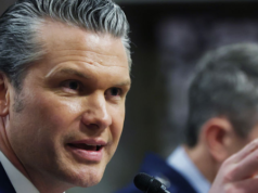 Pete Hegseth accusa il senatore democratico Mark Kelly di aver “chiacchierato” sui briefing “classificati”