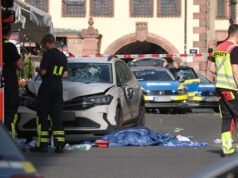 Autista arrestato dopo due uccisioni da un’auto spinta in mezzo alla folla