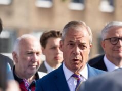 Farage afferma che ora iniziano i lavori per distruggere l’establishment “delirante”.