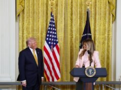 I critici di Trump ipotizzano che la nuova foto delle mani del presidente decollerà online