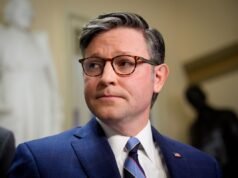 Mike Johnson collega la crisi dello Stretto di Hormuz alle speranze di medio termine del GOP