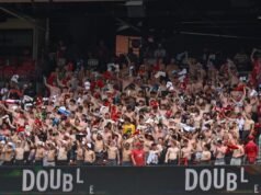 I tifosi dei Cardinals a torso nudo visitano la Team Clubhouse dopo la tendenza virale di “togliere i teloni”.