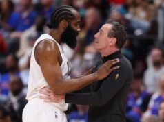 Cavaliers HC Kenny Atkinson difende con forza James Harden