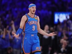 Alex Caruso attira la reazione dopo un duro fallo su Stephon Castle in Gara 7