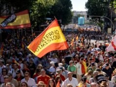 Decine di migliaia protestano a Madrid chiedendo le dimissioni del primo ministro socialista