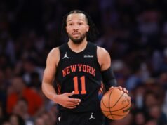 Jalen Brunson abbraccia Mariska Hargitay dopo l’ennesima vittoria ai Knicks